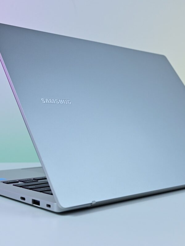 Samsung Galaxy Book Qualcomm Snapdragon • 16GB Ram • 256GB SSD • 15.6" Screen Display